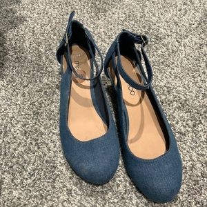 Denim shoes size 8 W fit like a regular width. Worn 1 time. Super cute. 2” heel
